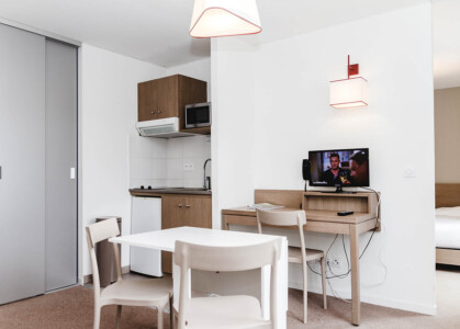 Le coin salon et la cuisine